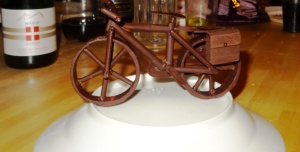 Magnifique exemplaire de vélo en chocolat exécuté par Marie, notre pâtissière préférée !